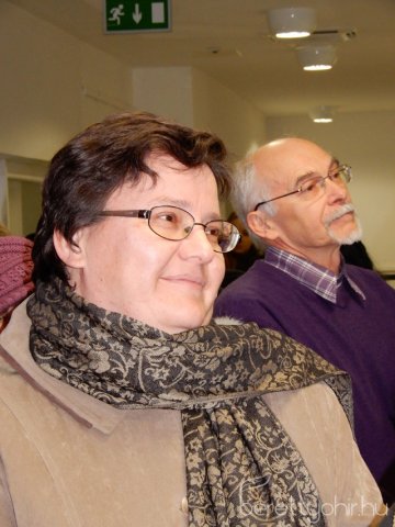 Fellobant az első gyertya lángja 21